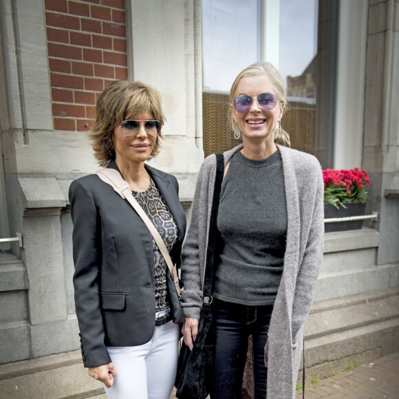 Lisa Rinna (lunettes Ray Ban) et Kim Richards devant leur l'hôtel à Amsterdam, le 2 octobre 2014