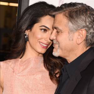 Amal Alamuddin Clooney et son mari George Clooney - Première de "Our brand is crisis" à Los Angeles le 26 octobre 2015.