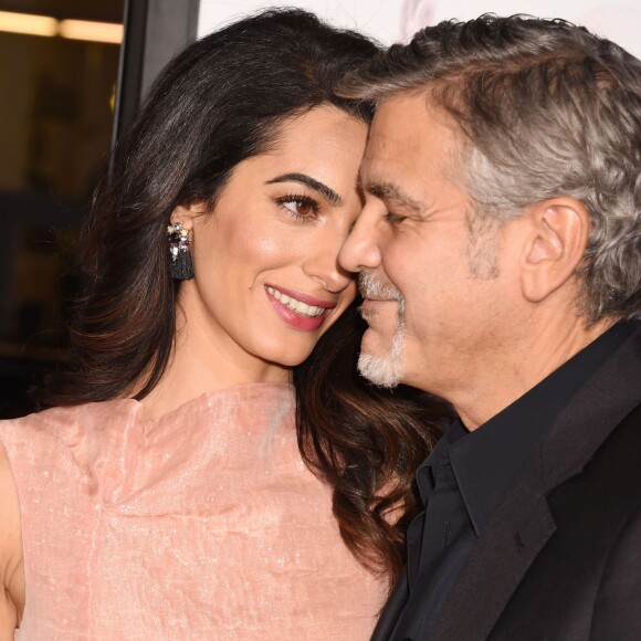 Amal Alamuddin Clooney et son mari George Clooney - Première de "Our brand is crisis" à Los Angeles le 26 octobre 2015.