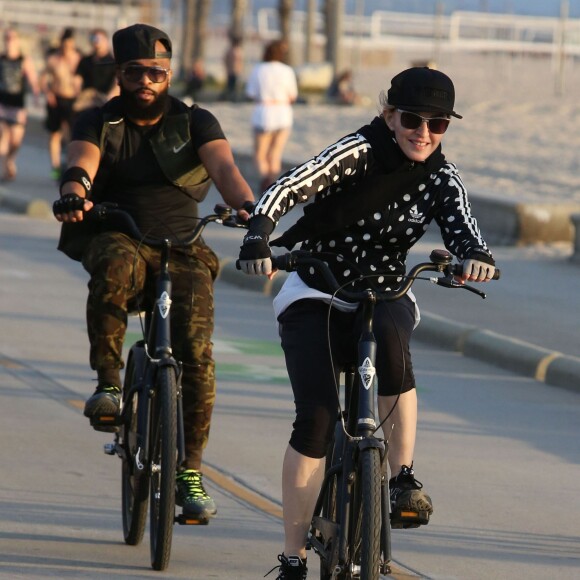 Exclusif - Madonna fait du vélo à Santa Monica, le 18 octobre 2015.