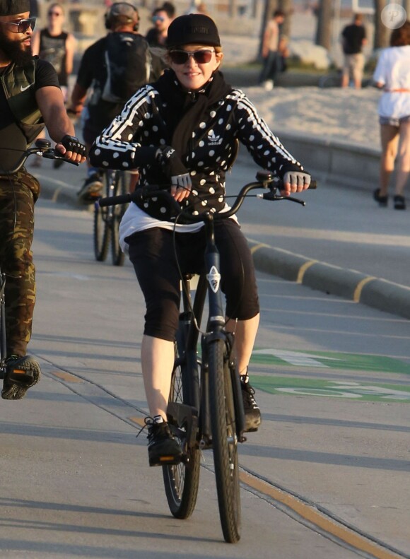 Exclusif - Madonna fait du vélo à Santa Monica, le 18 octobre 2015.