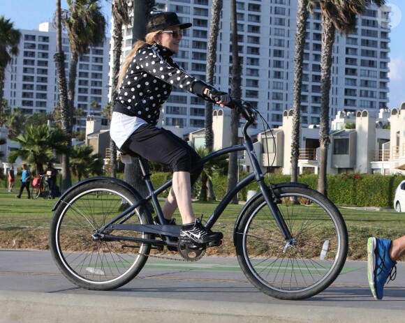 Exclusif - Madonna fait du vélo à Santa Monica, le 18 octobre 2015.