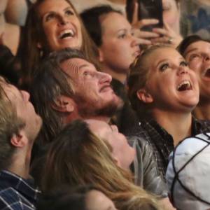 Sean Penn, Amy Schumer et Jeanne Tripplehorn assistent au concert de Madonna à Vancouver au Canada, Rebel Heart Tour, le 14 octobre 2015.
