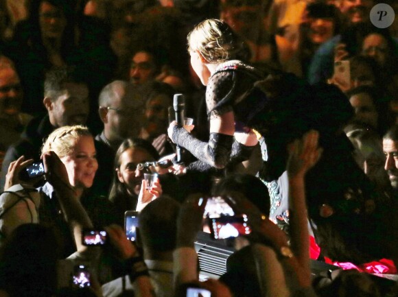 Madonna offre un shot de tequila à Amy Schumer pendant son concert à Vancouver, Rebel Heart Tour, le 14 octobre 2015.