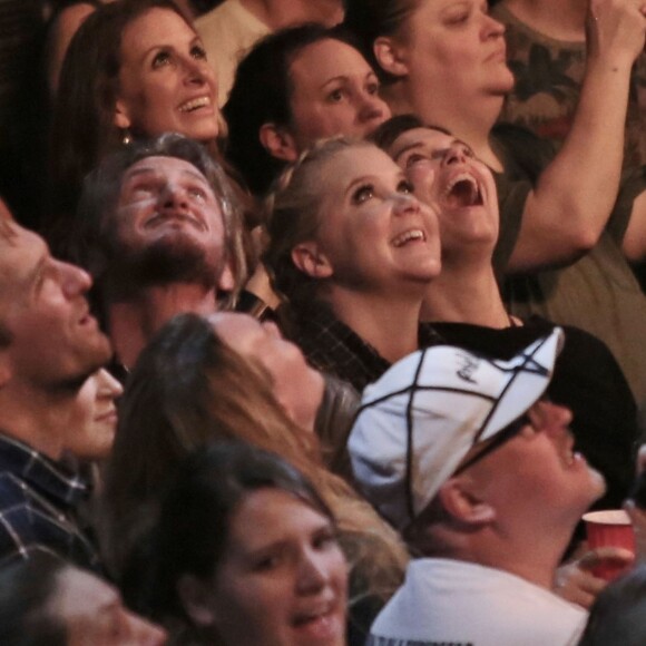 Sean Penn, Amy Schumer et Jeanne Tripplehorn assistent au concert de Madonna à Vancouver au Canada, Rebel Heart Tour, le 14 octobre 2015.