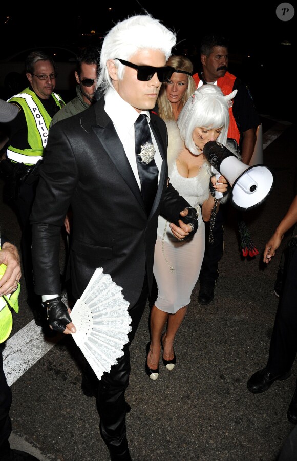 Fergie en Choupette et Josh Duhamel en Karl Lagerfeld arrivent à la soirée d'Halloween de la marque Casamigos le 30 octobre 2015