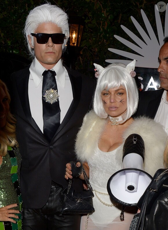 Fergie en Choupette et Josh Duhamel en Karl Lagerfeld arrivent à la soirée d'Halloween de la marque Casamigos le 30 octobre 2015