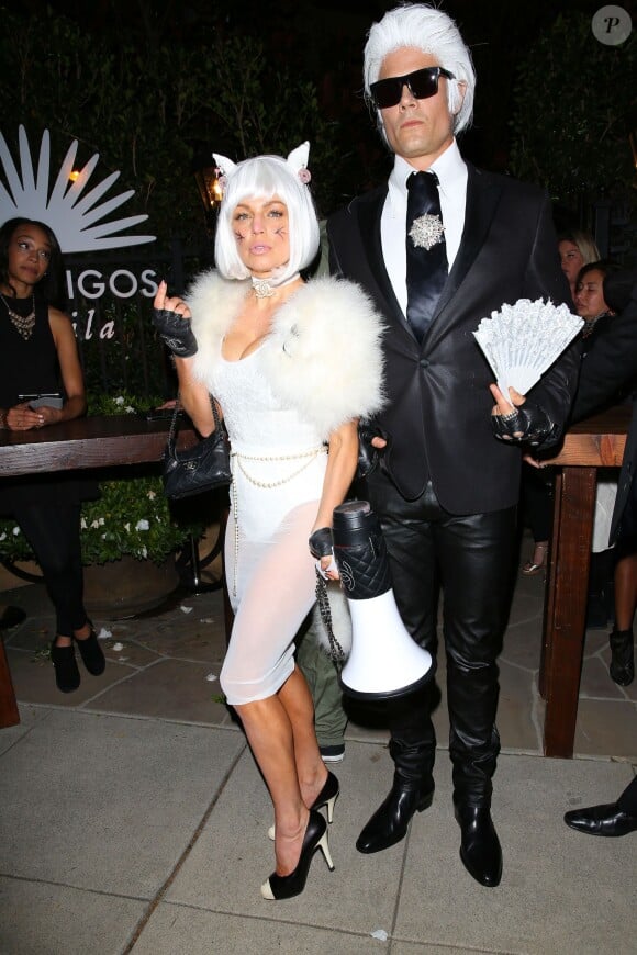 Fergie en Choupette et Josh Duhamel en Karl Lagerfeld arrivent à la soirée d'Halloween de la marque Casamigos le 30 octobre 2015