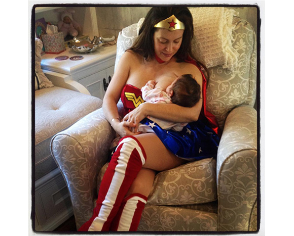 Alyssa Milano a ressorti de ses archives une photo datant de l'année dernière sur laquelle elle donne le sein à sa petite fille, alors âgée de quelques mois, déguisée en Wonder Woman.