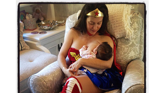 Alyssa Milano, en plein allaitement : Toutes les mères sont des Wonder Women !