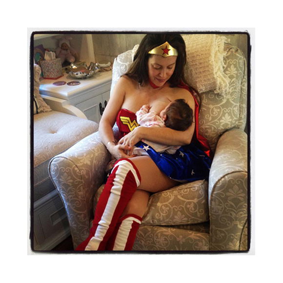 Alyssa Milano a ressorti de ses archives une photo datant de l'année dernière sur laquelle elle donne le sein à sa petite fille, alors âgée de quelques mois, déguisée en Wonder Woman.