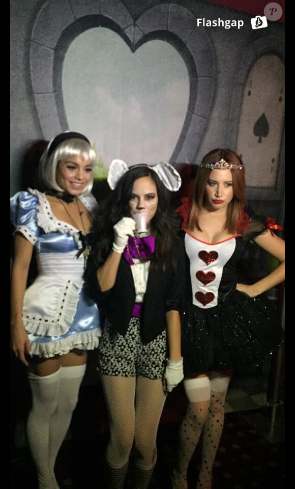 Vanessa Hudgens et Ashley Tisdale fêtent Halloween chez Vanessa, à Los Angeles. Le 31 octobre 2015.