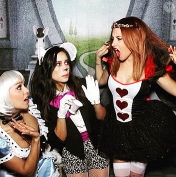 Vanessa Hudgens et Ashley Tisdale lors de de la soirée d'Halloween de Vanessa à son domicile, à Los Angeles. Le 31 octobre 2015.