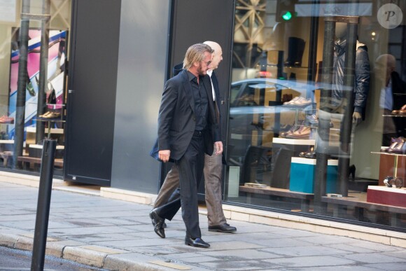 Exclusif - L'acteur et réalisateur Sean Penn quittant son hôtel, le Costes, pour se rendre au ministère de l'Écologie pour une réunion de travail sur la reforestation de Haïti, à Paris. Le 1er novembre 2015