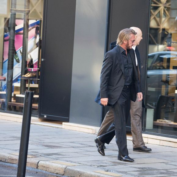Exclusif - L'acteur et réalisateur Sean Penn quittant son hôtel, le Costes, pour se rendre au ministère de l'Écologie pour une réunion de travail sur la reforestation de Haïti, à Paris. Le 1er novembre 2015