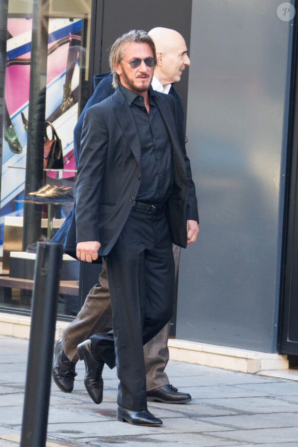 Exclusif - L'acteur et réalisateur Sean Penn quittant son hôtel, le Costes, pour se rendre au ministère de l'Écologie pour une réunion de travail sur la reforestation de Haïti, à Paris. Le 1er novembre 2015