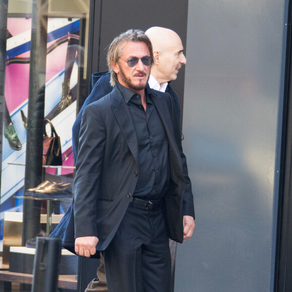 Exclusif - L'acteur et réalisateur Sean Penn quittant son hôtel, le Costes, pour se rendre au ministère de l'Écologie pour une réunion de travail sur la reforestation de Haïti, à Paris. Le 1er novembre 2015