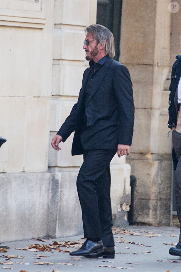 Exclusif - L'acteur et réalisateur Sean Penn quittant son hôtel, le Costes, pour se rendre au ministère de l'Écologie pour une réunion de travail sur la reforestation de Haïti, à Paris. Le 1er novembre 2015
