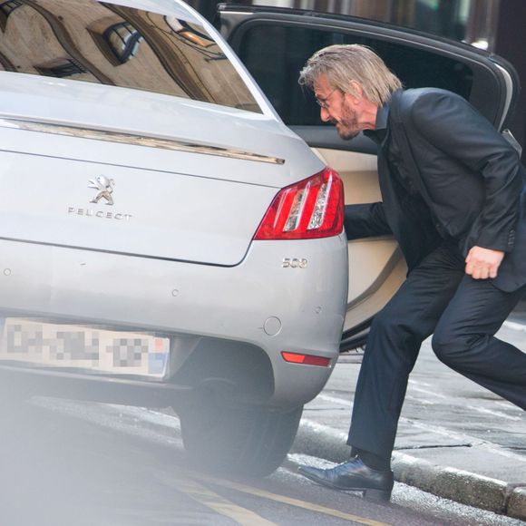 Exclusif - L'acteur et réalisateur Sean Penn quittant son hôtel, le Costes, pour se rendre au ministère de l'Écologie pour une réunion de travail sur la reforestation de Haïti, à Paris. Le 1er novembre 2015
