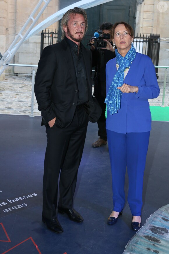 Ségolène Royal reçoit Sean Penn pour une réunion de travail sur la reforestation d'Haïti au Ministère de l"écologie à Paris. Le 1er novembre 2015