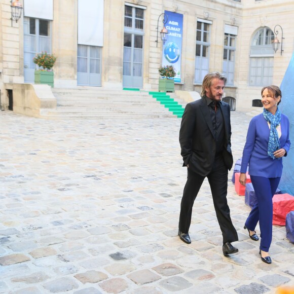 Ségolène Royal reçoit Sean Penn pour une réunion de travail sur la reforestation d'Haïti au Ministère de l"écologie à Paris. Le 1er novembre 2015