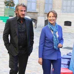 Ségolène Royal reçoit Sean Penn pour une réunion de travail sur la reforestation d'Haïti au Ministère de l"écologie à Paris. Le 1er novembre 2015