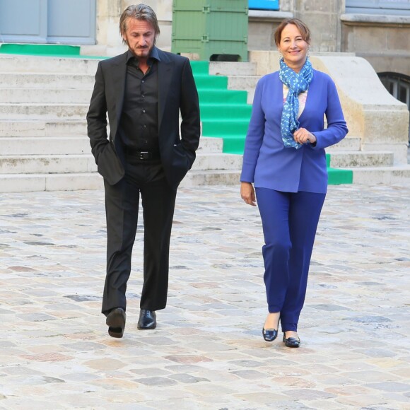 Ségolène Royal reçoit Sean Penn pour une réunion de travail sur la reforestation d'Haïti au Ministère de l"écologie à Paris. Le 1er novembre 2015