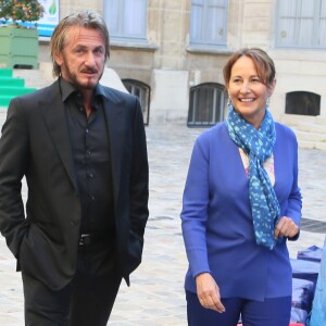 Ségolène Royal reçoit Sean Penn pour une réunion de travail sur la reforestation d'Haïti au Ministère de l"écologie à Paris. Le 1er novembre 2015