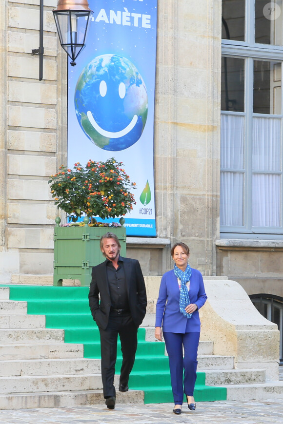 Ségolène Royal reçoit Sean Penn pour une réunion de travail sur la reforestation d'Haïti au Ministère de l"écologie à Paris. Le 1er novembre 2015