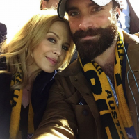 Kylie Minogue (47 ans) amoureuse ? Elle s'affiche avec Joshua Sasse, 27 ans