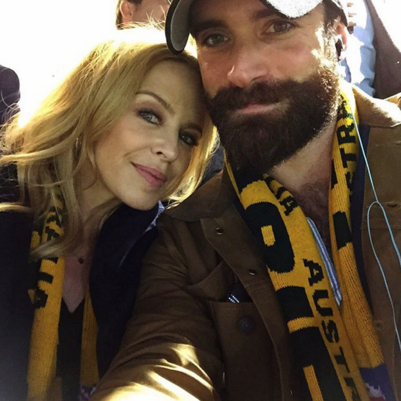 Kylie Minogue et Joshua Sasse à la finale de la Coupe du monde de Rugby, opposant l'Australie à la Nouvelle-Zélande, au stade de Twickenham, à Londres le 31 octobre 2015.