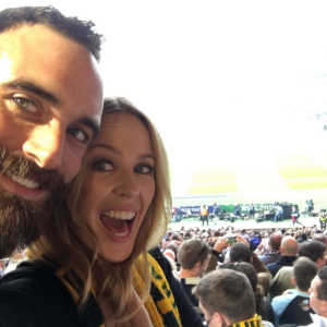 Kylie Minogue et Joshua Sasse à la finale de la Coupe du monde de Rugby, opposant l'Australie à la Nouvelle-Zélande, au stade de Twickenham, à Londres le 31 octobre 2015.