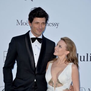 Kylie Minogue et Andrés Velencoso au gala de l'amfAR en marge du Festival de Cannes, le 23 mai 2013.