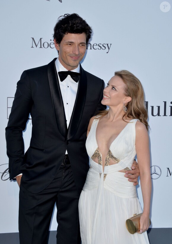 Kylie Minogue et Andrés Velencoso au gala de l'amfAR en marge du Festival de Cannes, le 23 mai 2013.