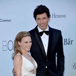 Kylie Minogue et Andrés Velencoso au gala de l'amfAR en marge du Festival de Cannes, le 23 mai 2013.