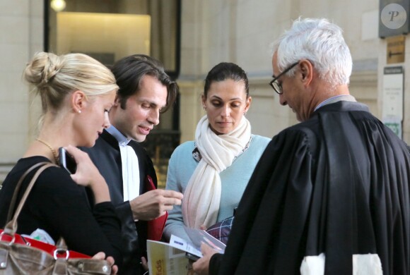 Adeline Blondieau, accompagnée de son frère et avocat, Alexandre Blondieau, et de son amie Caroline Bourg, au tribunal de grande instance de Paris, à la 17ème chambre correctionnelle, pour son procès en diffamation contre Amanda Sthers et Johnny Hallyday, suite à la publication du livre "Dans mes yeux". Le 22 septembre 2015.