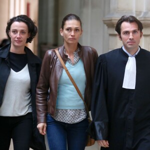 Adeline Blondieau, accompagnée de son frère et avocat, Alexandre Blondieau, et de son amie Caroline Bourg, au tribunal de grande instance de Paris, à la 17ème chambre correctionnelle, pour son procès en diffamation contre Amanda Sthers et Johnny Hallyday, suite à la publication du livre "Dans mes yeux". Le 22 septembre 2015.