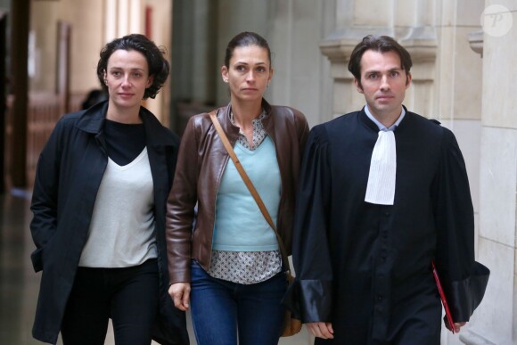 Adeline Blondieau, accompagnée de son frère et avocat, Alexandre Blondieau, et de son amie Caroline Bourg, au tribunal de grande instance de Paris, à la 17ème chambre correctionnelle, pour son procès en diffamation contre Amanda Sthers et Johnny Hallyday, suite à la publication du livre "Dans mes yeux". Le 22 septembre 2015.