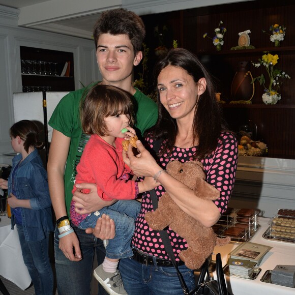 Exclusif - Adeline Blondieau, son fils Aïtor et sa fille Wilona lors d'un goûter de Pâques "Tout Chocolat" à l'Hôtel de Vendôme à Paris le 9 avril 2014.