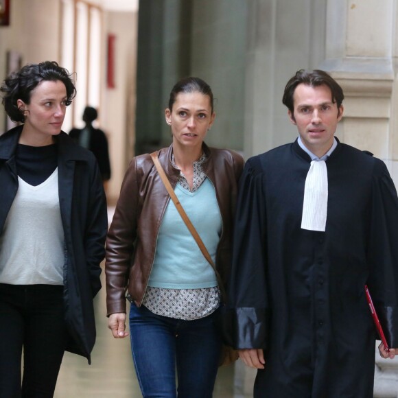 Adeline Blondieau, accompagnée de son frère et avocat, Alexandre Blondieau, et de son amie Caroline Bourg, au tribunal de grande instance de Paris, à la 17ème chambre correctionnelle, pour son procès en diffamation contre Amanda Sthers et Johnny Hallyday, suite à la publication du livre "Dans mes yeux". Le 22 septembre 2015.