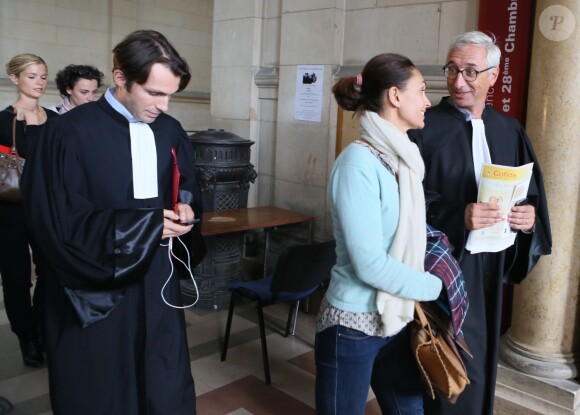 Adeline Blondieau, accompagnée de son frère et avocat, Alexandre Blondieau, et de son amie Caroline Bourg, au tribunal de grande instance de Paris, à la 17ème chambre correctionnelle, pour son procès en diffamation contre Amanda Sthers et Johnny Hallyday, suite à la publication du livre "Dans mes yeux". Le 22 septembre 2015.