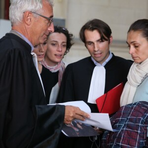 Adeline Blondieau, accompagnée de son frère et avocat, Alexandre Blondieau, et de son amie Caroline Bourg, au tribunal de grande instance de Paris, à la 17ème chambre correctionnelle, pour son procès en diffamation contre Amanda Sthers et Johnny Hallyday, suite à la publication du livre "Dans mes yeux". Le 22 septembre 2015.