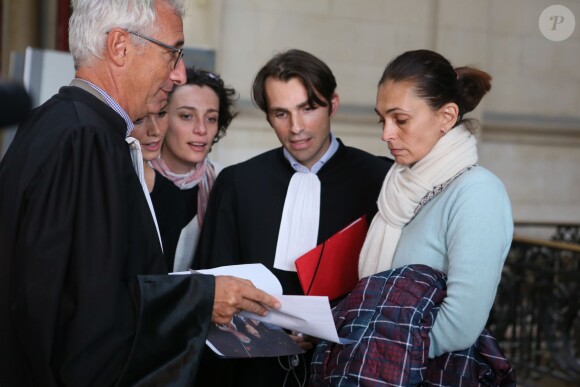 Adeline Blondieau, accompagnée de son frère et avocat, Alexandre Blondieau, et de son amie Caroline Bourg, au tribunal de grande instance de Paris, à la 17ème chambre correctionnelle, pour son procès en diffamation contre Amanda Sthers et Johnny Hallyday, suite à la publication du livre "Dans mes yeux". Le 22 septembre 2015.