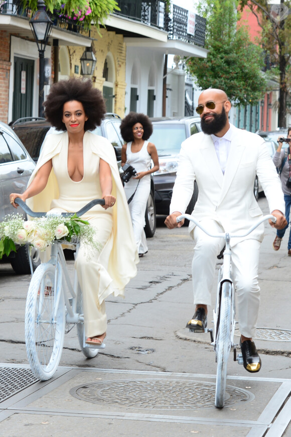 Solange Knowles et Alan Ferguson ont choisi de prendre des vélos à la place d'une limousine afin de rejoindre leurs invités, parmi lesquels se trouvent Beyoncé, son mari Jay-Z et leur fille Blue Ivy après leur mariage à la Nouvelle-Orléans, le 16 novembre 2014