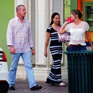 Exclusif - Michael Lohan, le père de Lindsay Lohan va déjeuner avec des amies à Delray Beach, le 16 juillet 2014. La petite-amie de Michael, Kate Major est enceinte et en prison suite à son arrestation pour conduite en état d'ivresse!