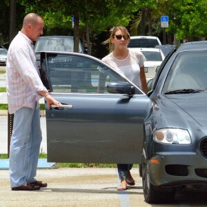 Exclusif - Michael Lohan, le père de Lindsay Lohan va déjeuner avec des amies à Delray Beach, le 16 juillet 2014. La petite-amie de Michael, Kate Major est enceinte et en prison suite à son arrestation pour conduite en état d'ivresse!