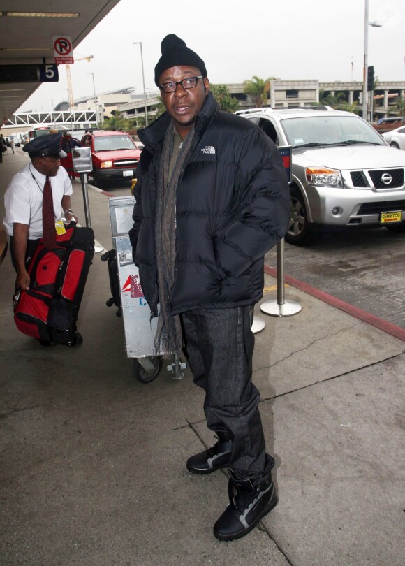 Exclusif - Le chanteur Bobby Brown arrive a l'aeroport LAX de Los Angeles pour prendre un avion. Le 29 novembre 2012