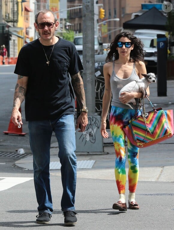 Le célèbre photographe Terry Richardson et sa compagne Alexandra Bolotow se promènent dans les rues de New York le 19 juin 2015