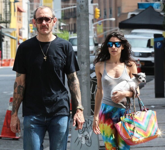 Le célèbre photographe Terry Richardson et sa compagne Alexandra Bolotow se promènent dans les rues de New York le 19 juin 2015
