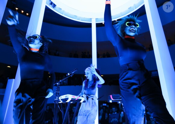 La chanteuse Grimes lors de la soirée inaugurale du gala international Guggenheim présenté par Christian Dior au musée Solomon R. Guggenheim. New York, le 4 novembre 2015.